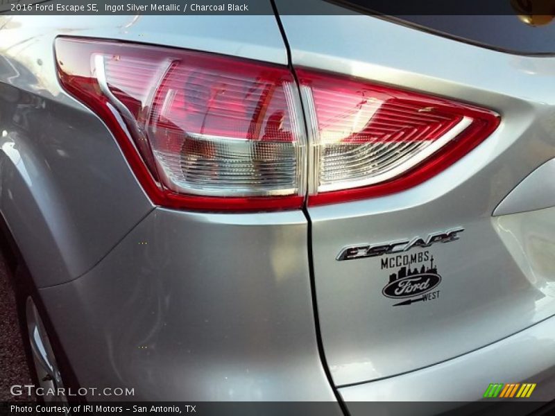 Ingot Silver Metallic / Charcoal Black 2016 Ford Escape SE