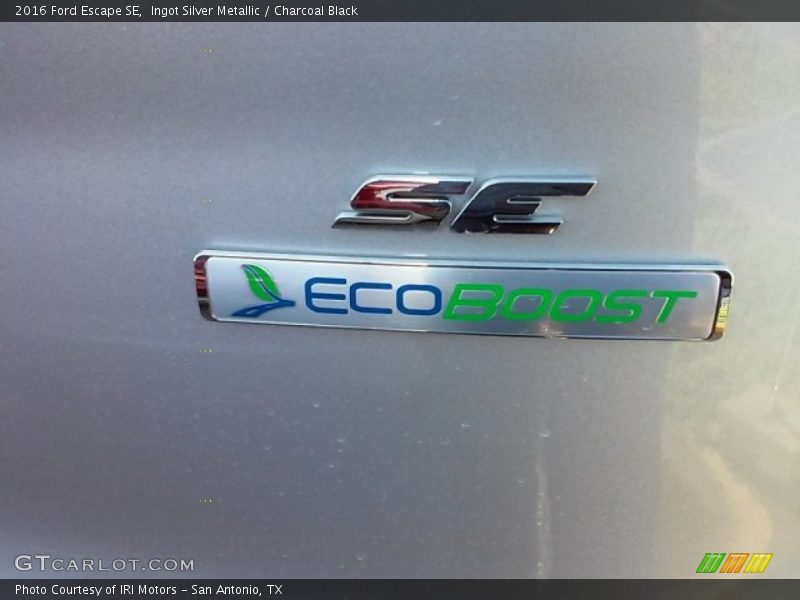 Ingot Silver Metallic / Charcoal Black 2016 Ford Escape SE