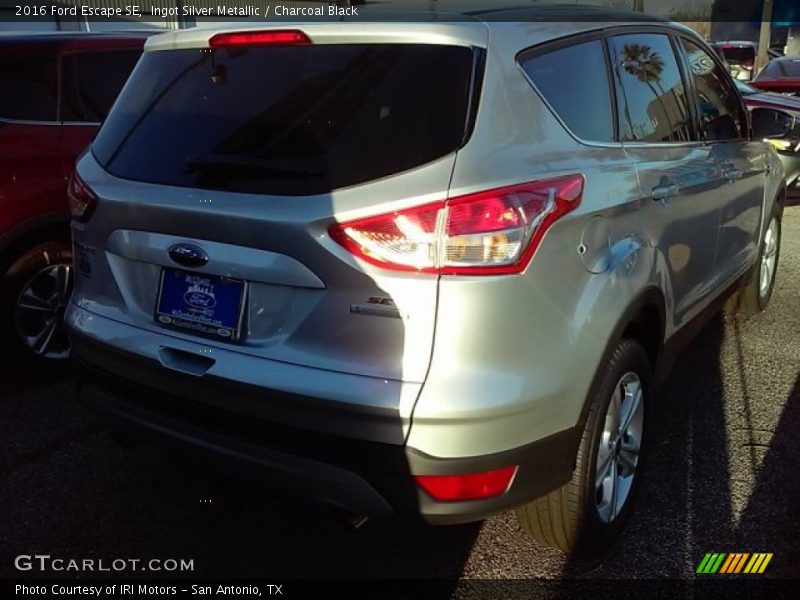 Ingot Silver Metallic / Charcoal Black 2016 Ford Escape SE