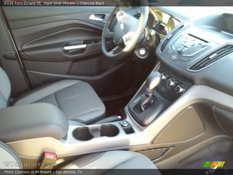 Ingot Silver Metallic / Charcoal Black 2016 Ford Escape SE