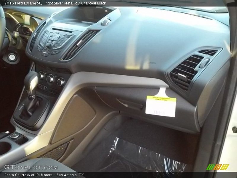 Ingot Silver Metallic / Charcoal Black 2016 Ford Escape SE