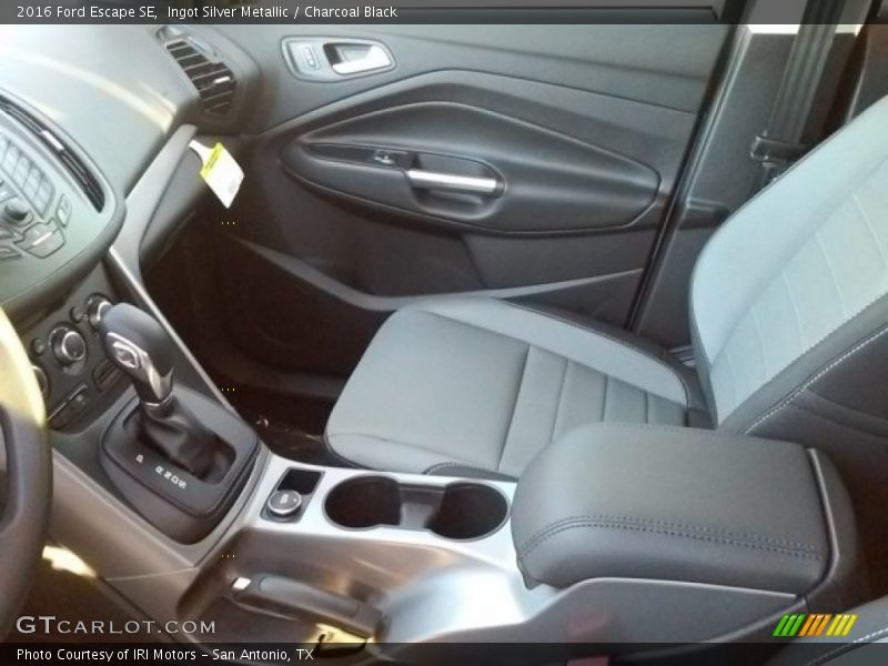 Ingot Silver Metallic / Charcoal Black 2016 Ford Escape SE
