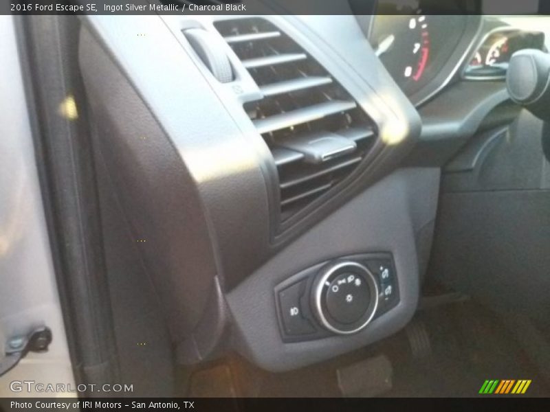 Ingot Silver Metallic / Charcoal Black 2016 Ford Escape SE