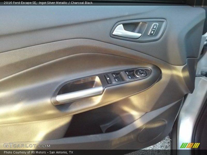 Ingot Silver Metallic / Charcoal Black 2016 Ford Escape SE