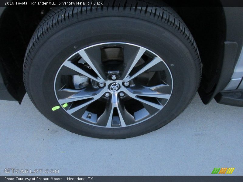Silver Sky Metallic / Black 2016 Toyota Highlander XLE