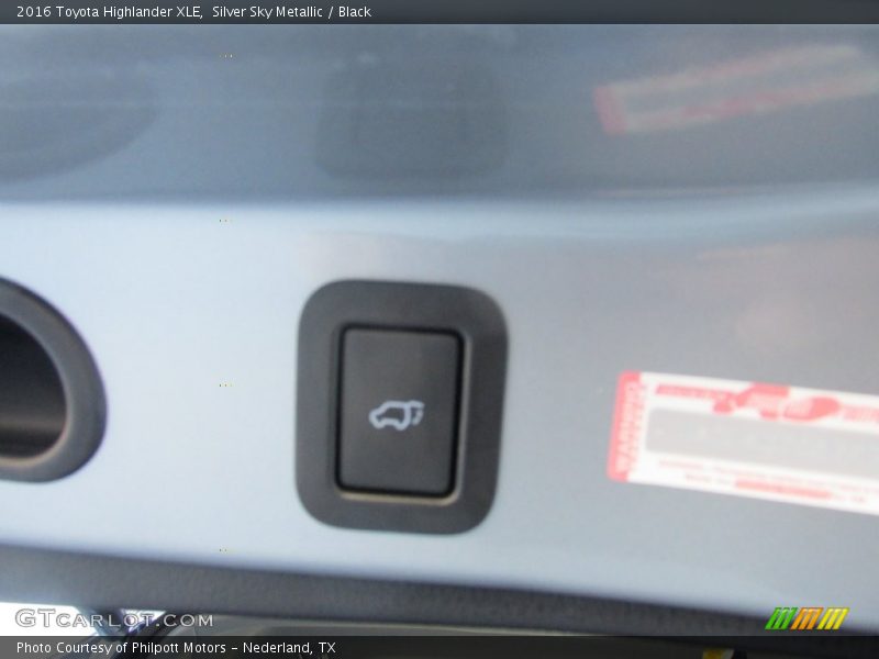 Silver Sky Metallic / Black 2016 Toyota Highlander XLE