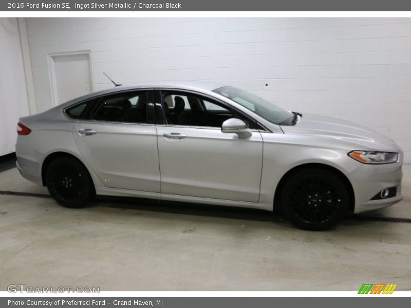 Ingot Silver Metallic / Charcoal Black 2016 Ford Fusion SE