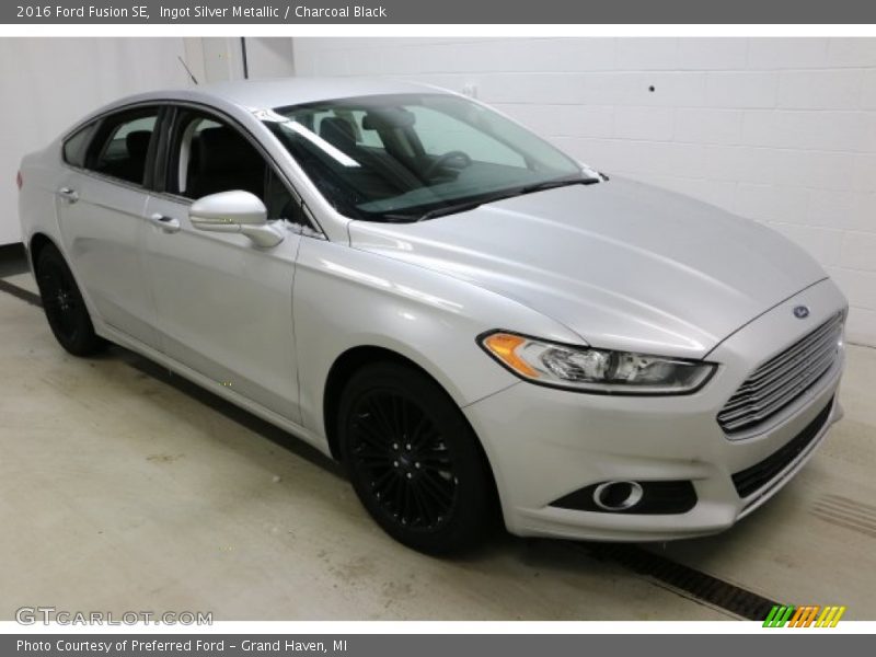 Ingot Silver Metallic / Charcoal Black 2016 Ford Fusion SE