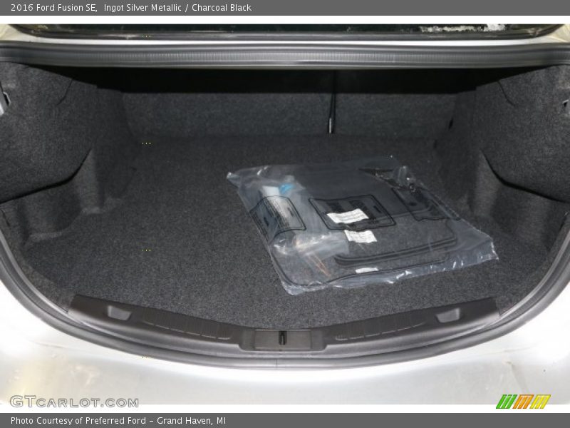 Ingot Silver Metallic / Charcoal Black 2016 Ford Fusion SE