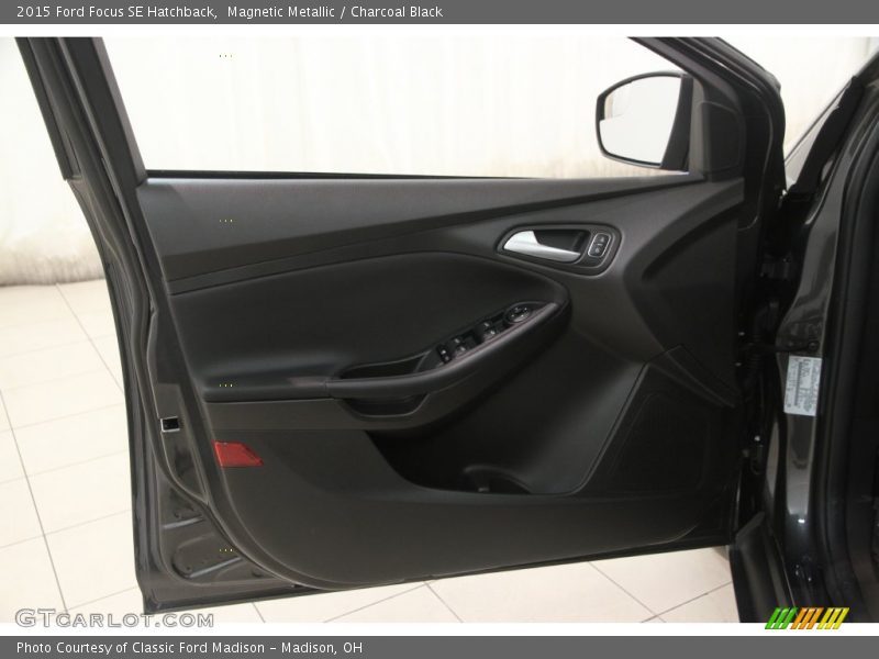Magnetic Metallic / Charcoal Black 2015 Ford Focus SE Hatchback