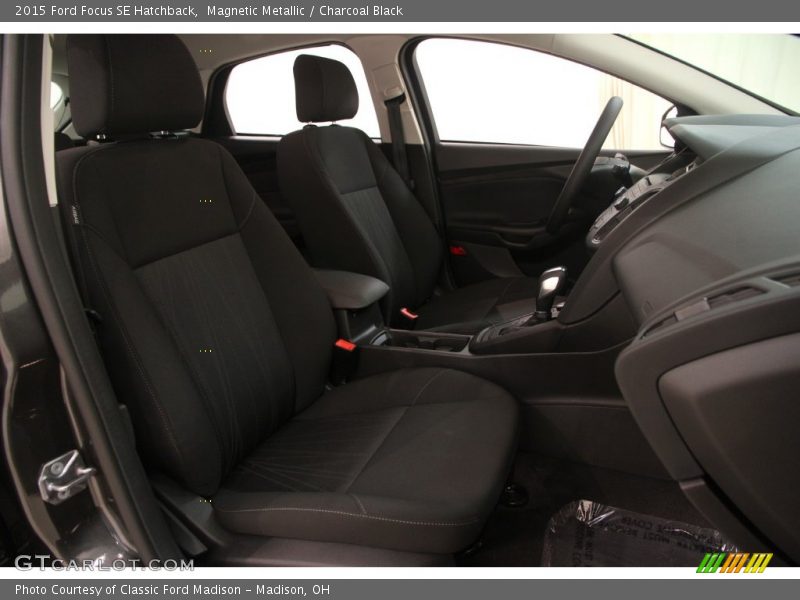 Magnetic Metallic / Charcoal Black 2015 Ford Focus SE Hatchback