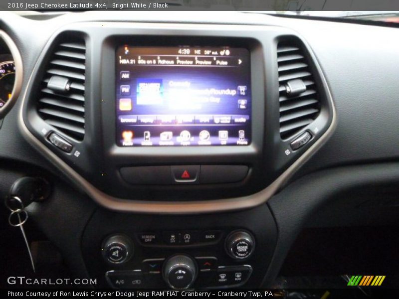 Bright White / Black 2016 Jeep Cherokee Latitude 4x4