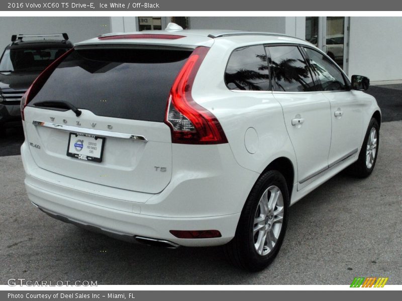 Ice White / Off-Black 2016 Volvo XC60 T5 Drive-E