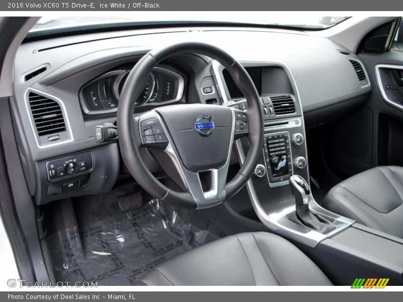 Ice White / Off-Black 2016 Volvo XC60 T5 Drive-E