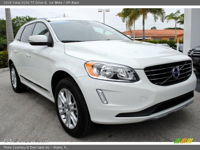 Ice White / Off-Black 2016 Volvo XC60 T5 Drive-E