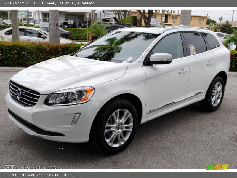 Front 3/4 View of 2016 XC60 T5 Drive-E