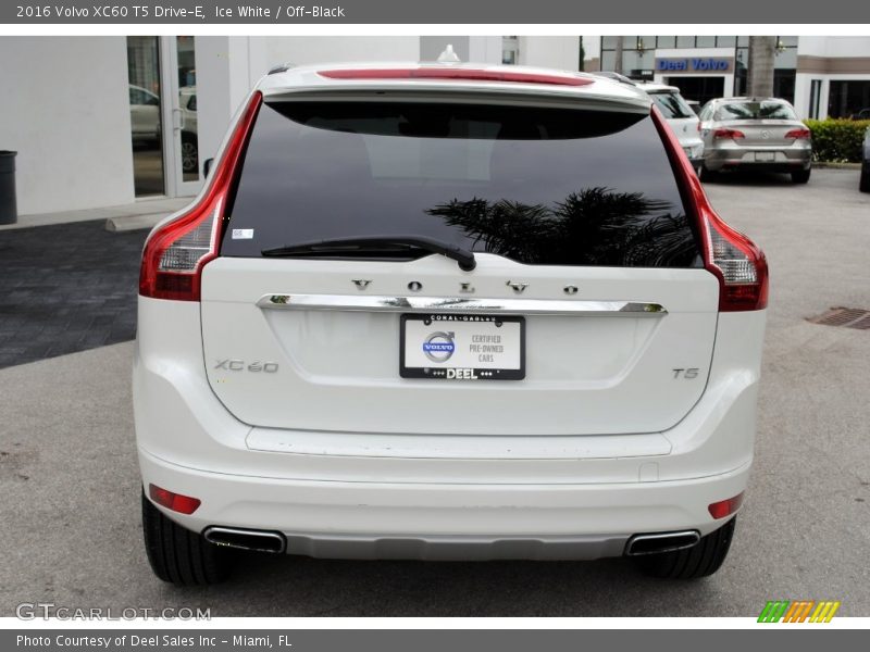 Ice White / Off-Black 2016 Volvo XC60 T5 Drive-E