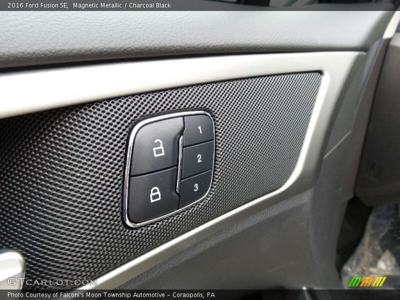 Magnetic Metallic / Charcoal Black 2016 Ford Fusion SE