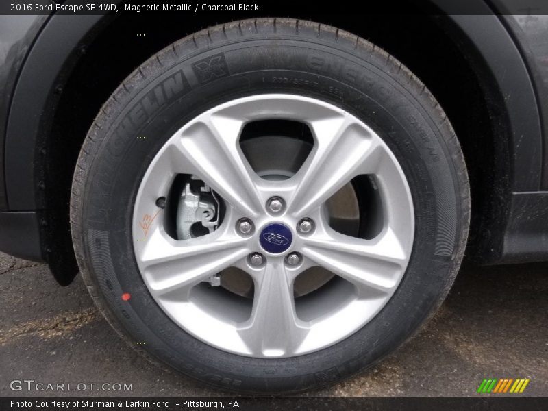 Magnetic Metallic / Charcoal Black 2016 Ford Escape SE 4WD