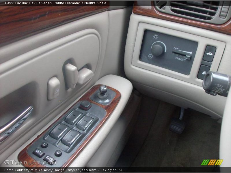 White Diamond / Neutral Shale 1999 Cadillac DeVille Sedan
