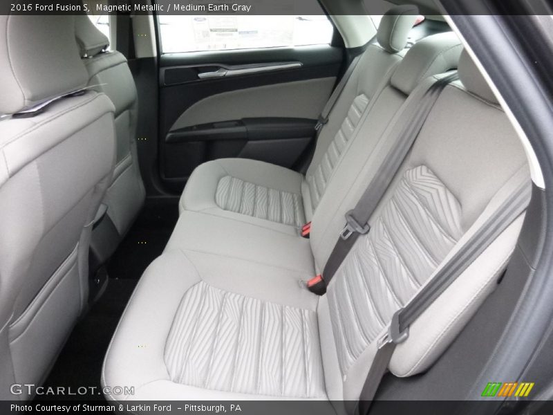 Magnetic Metallic / Medium Earth Gray 2016 Ford Fusion S