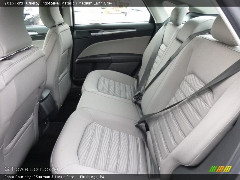 Ingot Silver Metallic / Medium Earth Gray 2016 Ford Fusion S