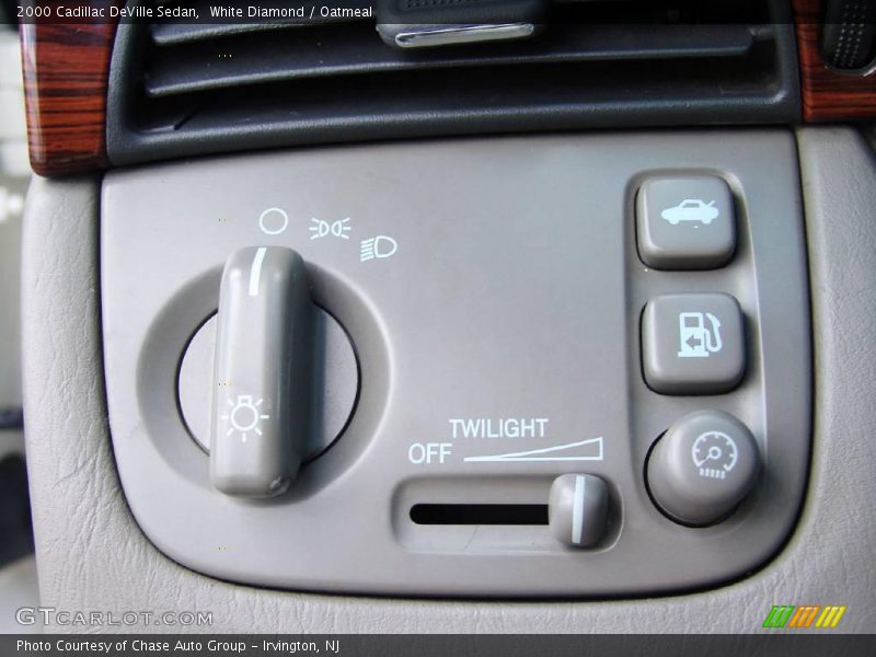 White Diamond / Oatmeal 2000 Cadillac DeVille Sedan