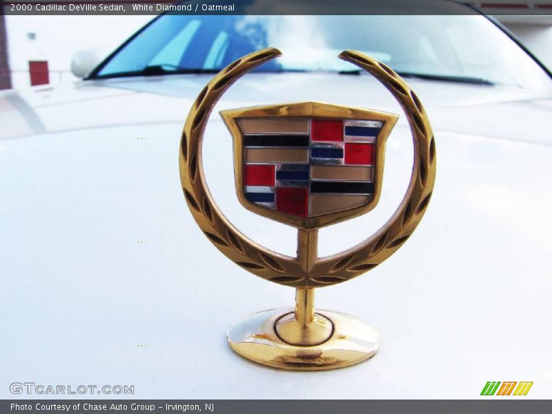 White Diamond / Oatmeal 2000 Cadillac DeVille Sedan