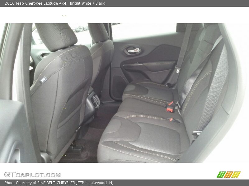 Bright White / Black 2016 Jeep Cherokee Latitude 4x4