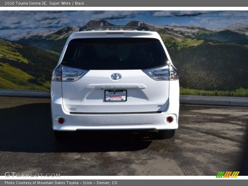 Super White / Black 2016 Toyota Sienna SE