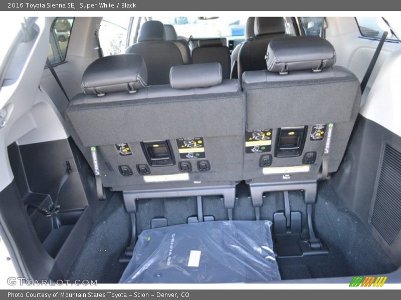 Super White / Black 2016 Toyota Sienna SE
