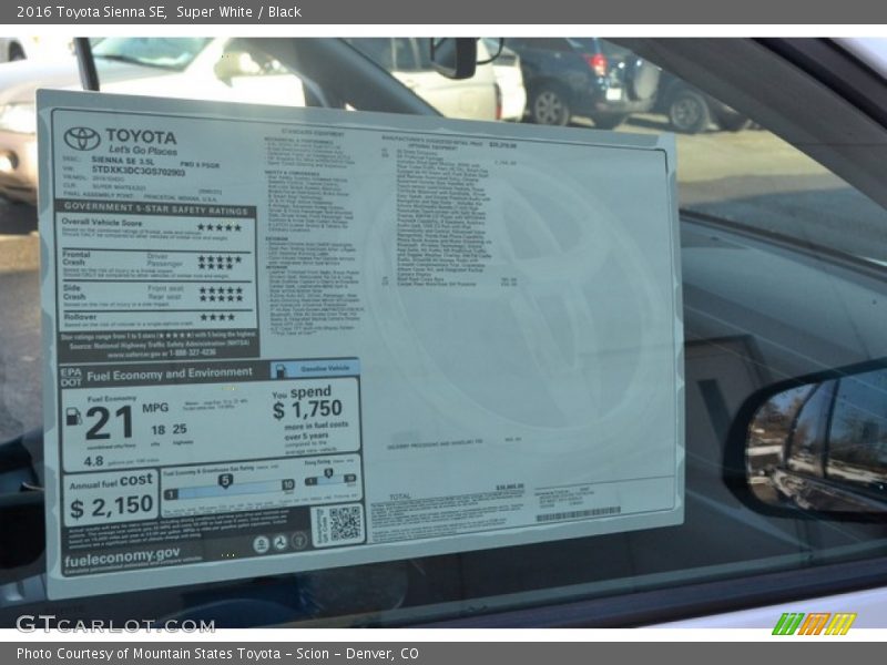 Super White / Black 2016 Toyota Sienna SE