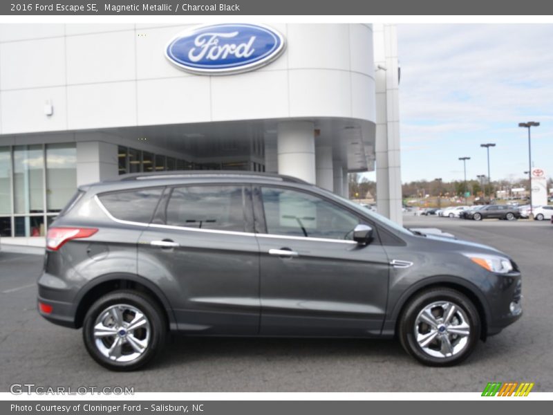 Magnetic Metallic / Charcoal Black 2016 Ford Escape SE