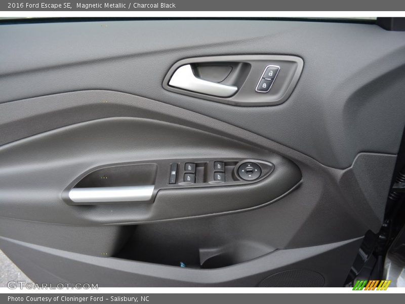 Magnetic Metallic / Charcoal Black 2016 Ford Escape SE