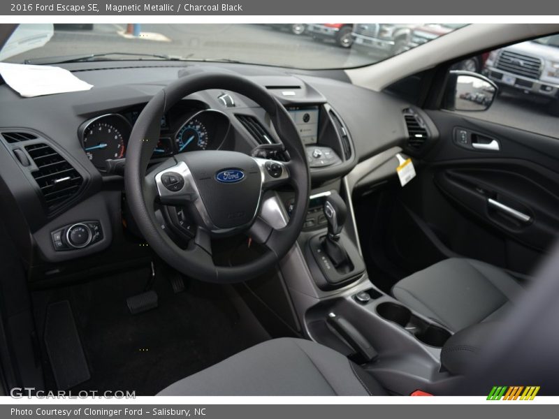 Magnetic Metallic / Charcoal Black 2016 Ford Escape SE