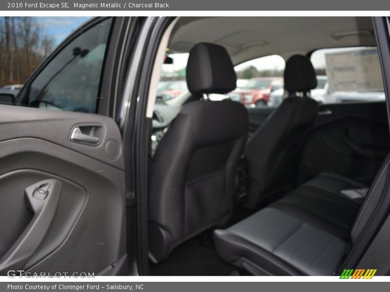 Magnetic Metallic / Charcoal Black 2016 Ford Escape SE