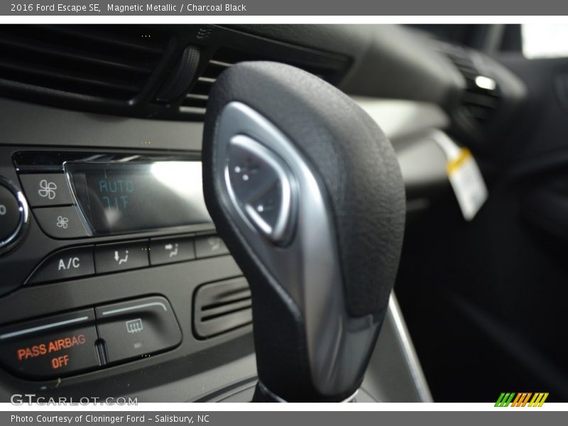 Magnetic Metallic / Charcoal Black 2016 Ford Escape SE