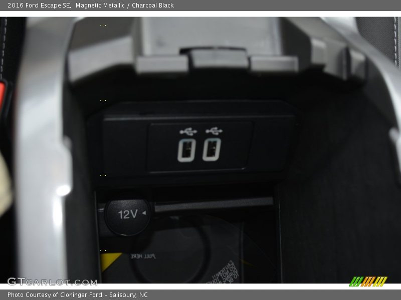 Magnetic Metallic / Charcoal Black 2016 Ford Escape SE