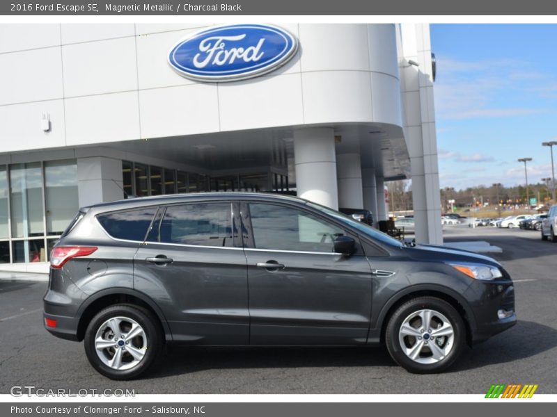 Magnetic Metallic / Charcoal Black 2016 Ford Escape SE