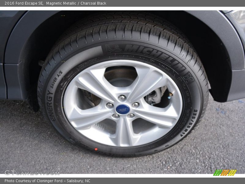 Magnetic Metallic / Charcoal Black 2016 Ford Escape SE