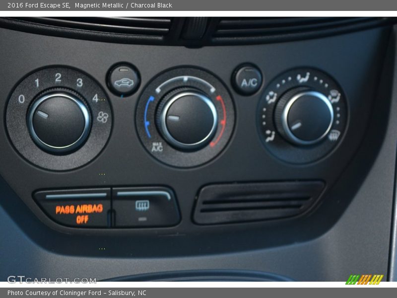 Magnetic Metallic / Charcoal Black 2016 Ford Escape SE