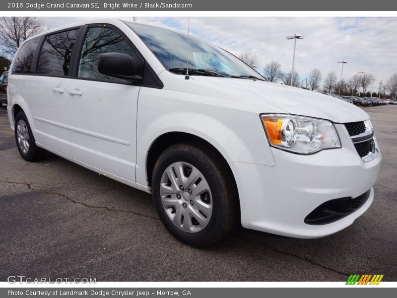 Bright White / Black/Sandstorm 2016 Dodge Grand Caravan SE