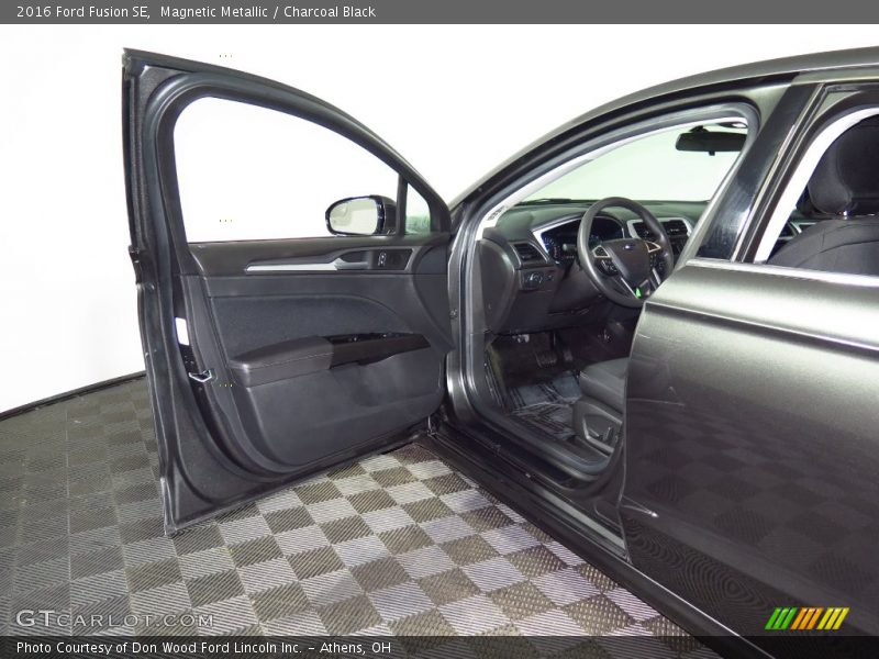 Magnetic Metallic / Charcoal Black 2016 Ford Fusion SE