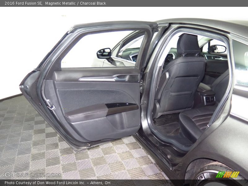 Magnetic Metallic / Charcoal Black 2016 Ford Fusion SE
