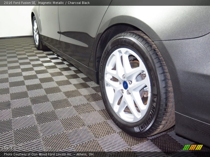 Magnetic Metallic / Charcoal Black 2016 Ford Fusion SE
