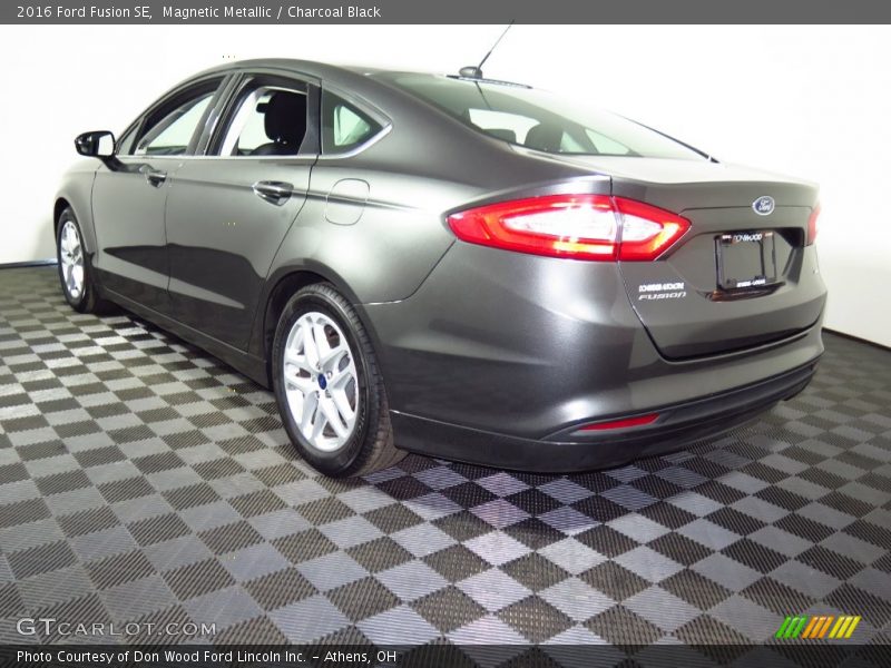 Magnetic Metallic / Charcoal Black 2016 Ford Fusion SE