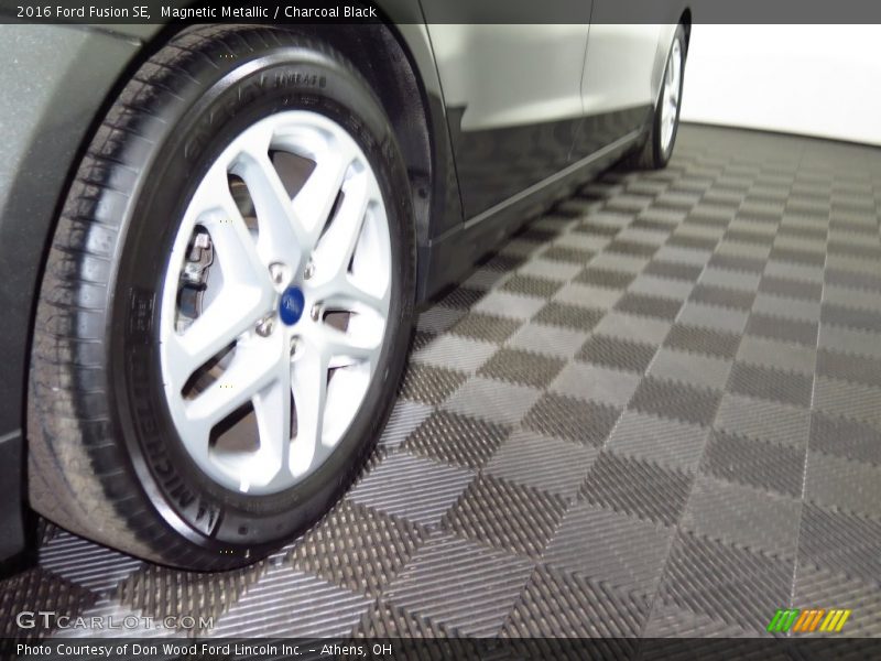 Magnetic Metallic / Charcoal Black 2016 Ford Fusion SE