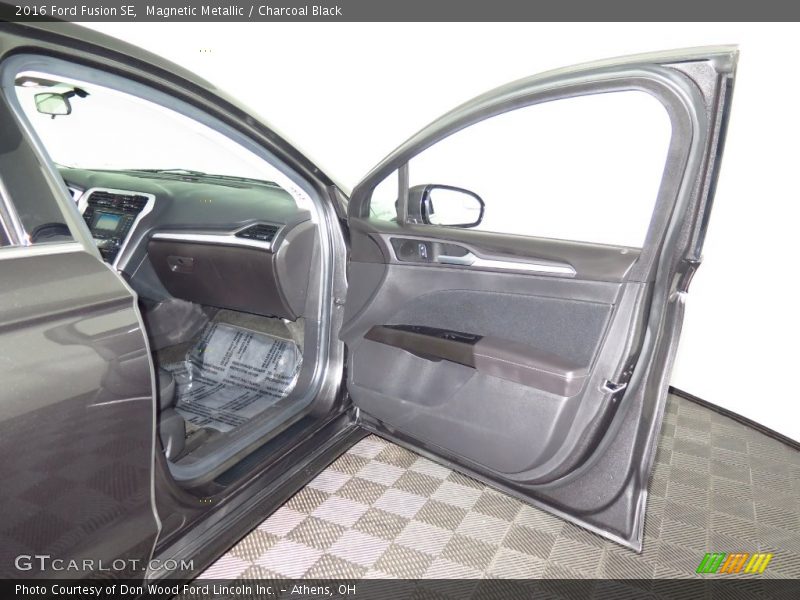 Magnetic Metallic / Charcoal Black 2016 Ford Fusion SE