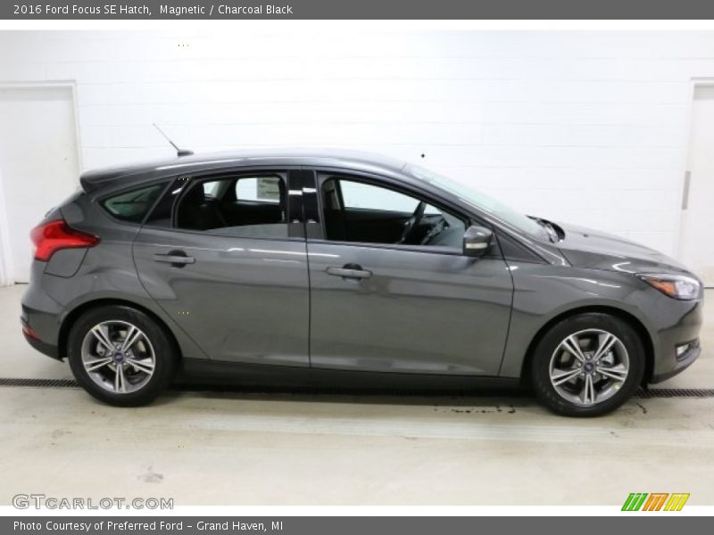 Magnetic / Charcoal Black 2016 Ford Focus SE Hatch