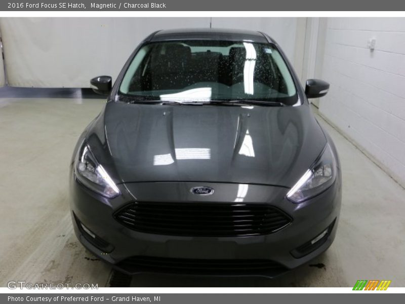 Magnetic / Charcoal Black 2016 Ford Focus SE Hatch